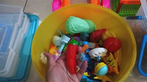 Anak dapat memasukkan mainan ke dalam wadah dengan tepat